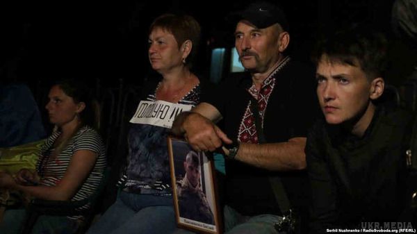 Учасники організованої Савченко акції провели ніч під стінами АП. Її учасники, серед них сама Савченко та кілька родичів незаконно затриманих українців, які оголосили про голодування, провели 9 серпня ніч на вулиці Банковій.