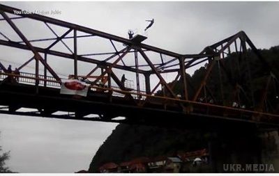 Словенський спортсмен загинув у прямому ефірі, стрибаючи з моста. Екстремал на очах у публіки стрибав з високого мосту.