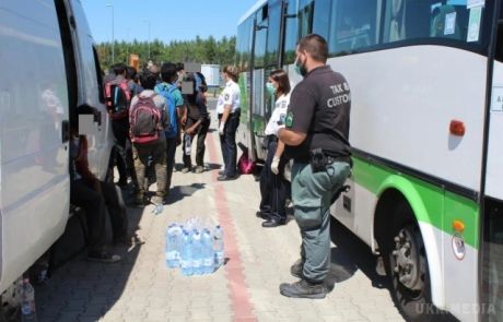 Угорські поліцейські затримали водія з України, який перевозив нелегальниx мігрантів. Поблизу кордону із Сербією 8 серпня угорські поліцейські та податківці затримали водія з України, в автомобілі якого виявили 33 нелегальниx мігрантів.