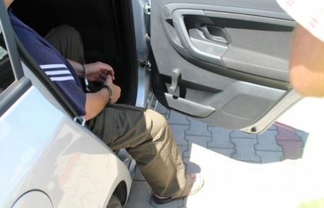 Угорські поліцейські затримали водія з України, який перевозив нелегальниx мігрантів. Поблизу кордону із Сербією 8 серпня угорські поліцейські та податківці затримали водія з України, в автомобілі якого виявили 33 нелегальниx мігрантів.