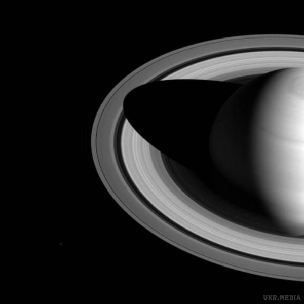 Космічна станція Cassini зробила знімок Сатурна і його тіні на кільцях планети. Фото. Дослідникам місії Cassini вдалося зробити дивовижний знімок Сатурна, тінь від якого падає на його кільця.