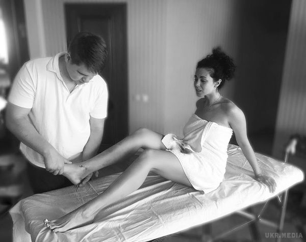 Настя Каменських без одягу показала, як розробляє травмовану ногу (фото). Співачка проходить курс масажу.