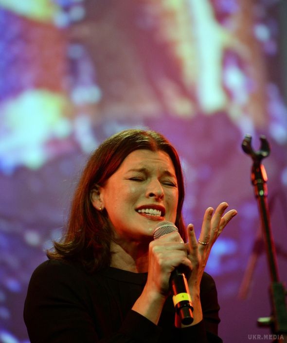 Міла Йовович змінила образ (фото). Актриса Мілла Йовович рідко експериментує із зачісками, хоча раніше вона часто міняла довжину, стрижки та укладки. 40-річна актриса несподівано показала своїм фоловерам в Instagram свій новий образ - Мілла відрізала чубок.