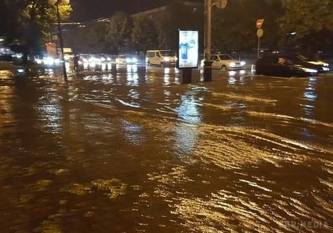 На Полтаву обрушився ураган з градом (фото).  Ввечері 10 серпня на місто обрушився ураган, який перетворив вулиці міста на річки. 