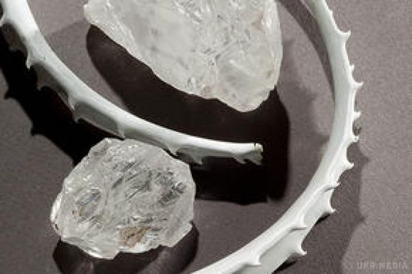  Унікальний алмаз білого кольору знайшли у Південній Африці. У  Африці знайдено білий алмаз вагою 138,57 карата, повідомляє RNS з посиланням на алмазодобувну компанію Petra Diamonds