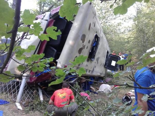 Смертельна ДТП з автобусом у Криму: У мережу виклали фото та відео. За інформацією російського видання "Комсомольская правда", пораненими виявилися 20 осіб, у тому числі - шестеро дітей.