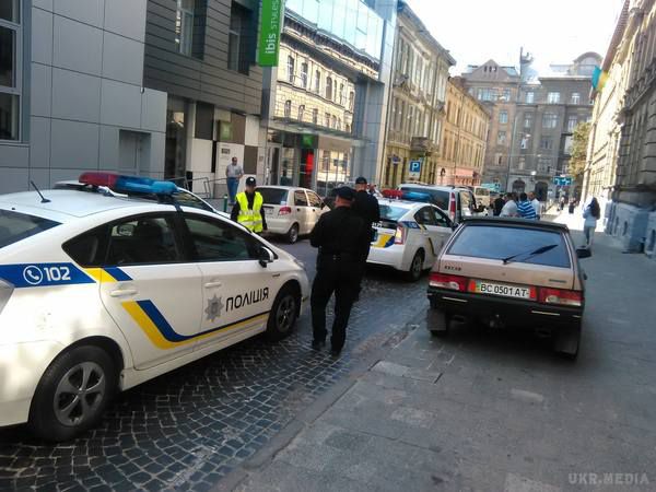 Що повинен знати водій при зупинки поліцейським  автомобіль для перевірки - Експерт. В Україні стартує місячник безпеки дорожнього руху, під час якого поліцейські боротимуться з п'яними водіями і шукатимуть викрадені автомобілі