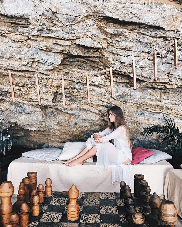 Внучка Софії Ротару в прозорій сукні відпочиває в Італії (фото). Внучка Софії Ротару поділилася з передплатниками на сторінці в Instagram яскравими фотографіями з подорожі.