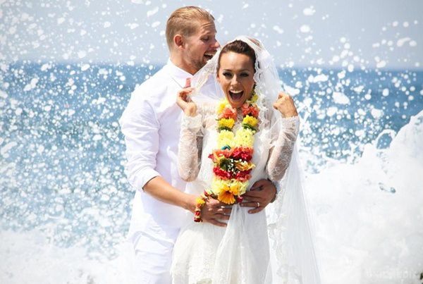 Екс-учасниця групи Nikita вийшла заміж в купальнику (фото). Колишня учасниця гурту Nikita Юлія Бричковська зіграла весілля в Лос-Анджелі. 