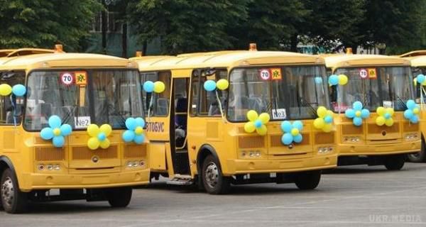 Харківські чиновники від освіти закупили в Росії шкільні автобуси на 17 мільйонів гривень. Незважаючи на те, що за документами це харківські автобуси, вони виробляються в Росії на тому ж підприємстві, що і робить військову техніку для Кремля.