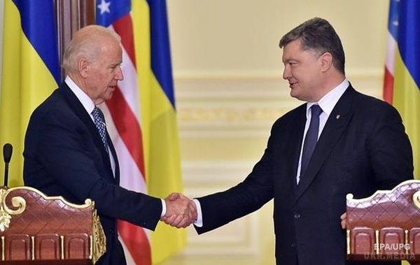Порошенко і Байден обговорили реалізацію Мінська-2. Байден закликав Порошенка уникати напруженості у відносинах з Росією.