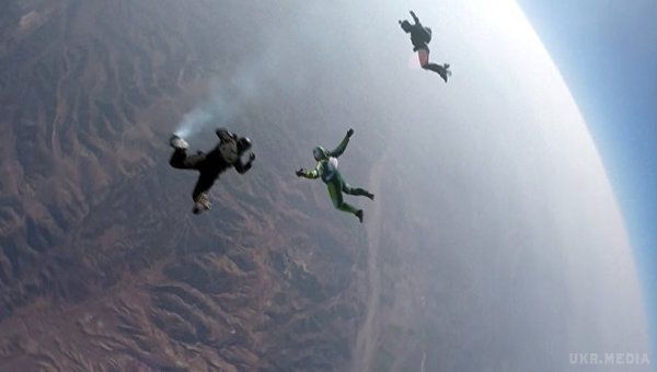 Американець Люк Айкiнсан стрибнув без парашута з висоти 7,62 кiлометра. . До Люка Айкiнса на такий божевiльний вчинок не зважувався нiхто,