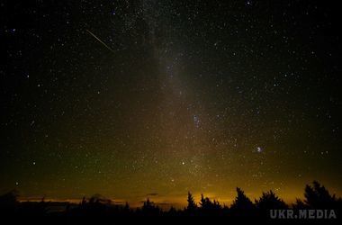 Неймовірні фото: зорепад розфарбував небо різнокольоровими спалахами (фото). Потік яскравих метеоритів залишав за собою слід.