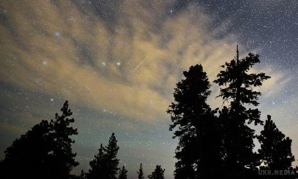 Неймовірні фото: зорепад розфарбував небо різнокольоровими спалахами (фото). Потік яскравих метеоритів залишав за собою слід.