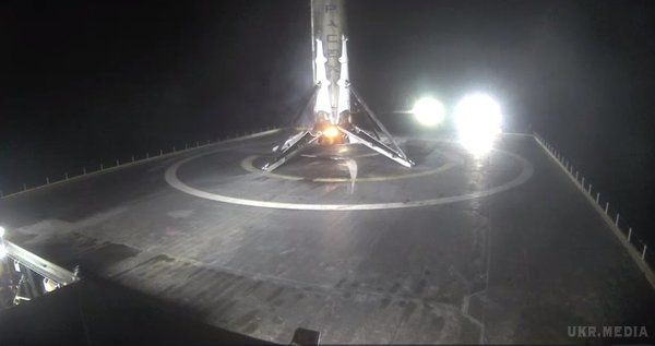 Ракета Falcon 9 , що в неділю вивела на орбіту супутник і вдало сіла на платформу в морі. Ракета Falcon 9, що в неділю вивела на орбіту японський телекомунікаційний супутник, зробила успішну посадку на морську платформу в Атлантичному океані