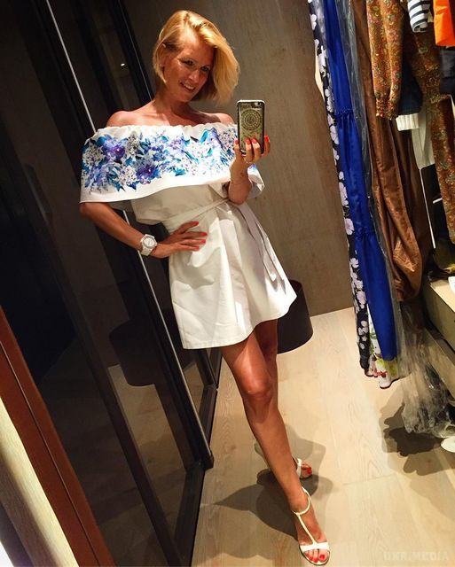 42-річна актриса Олеся Судзиловська оголилася в Instagram (фото). Зірка кіно демонструє струнку фігуру.