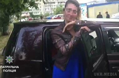 Запідозрену у випивці патрульну з Києва покарали. Дівчина вже усунена від служби.