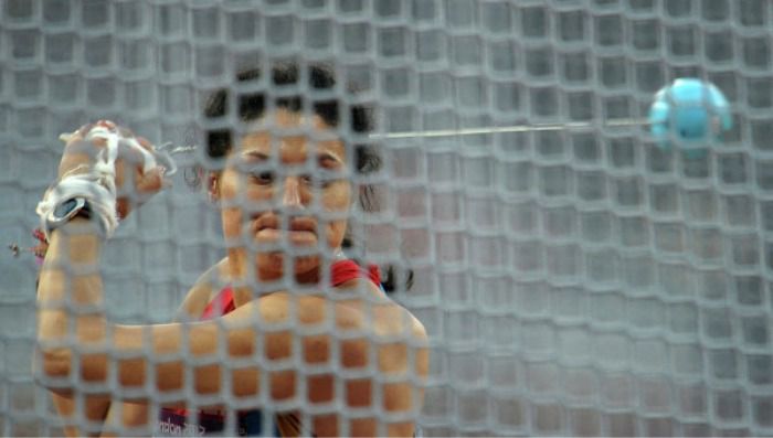 У Ріо Китайська легкоатлетка ледь не вбила молотом необережного суддю (ВІДЕО). На Олімпійських іграх у Ріо-де-Жанейро на змаганнях з метання молота  Китаянка Лю Тінтін ледь не влучила спортивним снарядом у суддю.