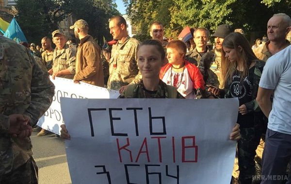Батальйон ОУН провів мітинг на Банковій. Добровольчий батальйон ОУН під керівництвом свого лідера Миколи Коханівського провів мітинг біля Адміністрації президента.