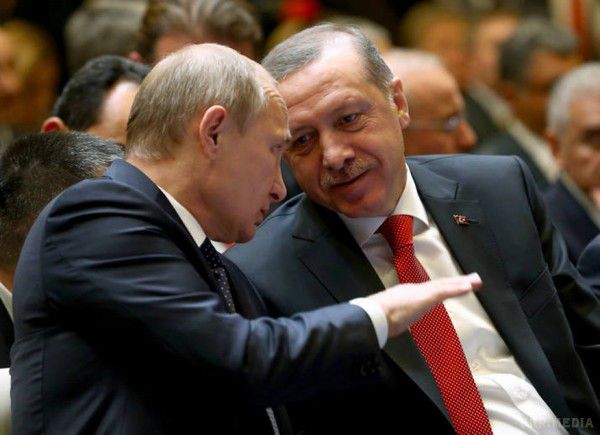 Західні ЗМІ сумніваються у спонуканнях Туреччини щодо Росії. Прискорене відновлення відносин Москви й Анкари шокувало ряд зарубіжних політиків. На думку Заходу, турецький уряд бажає отримати додаткову вигоду у діалозі з ЄС і США.