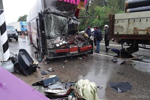 У Московській області розбився автобус з українцями, є жертви. 15 серпня на трасі М-4 "Дон" зіткнулися два автобуси, вантажівки і легковик. 