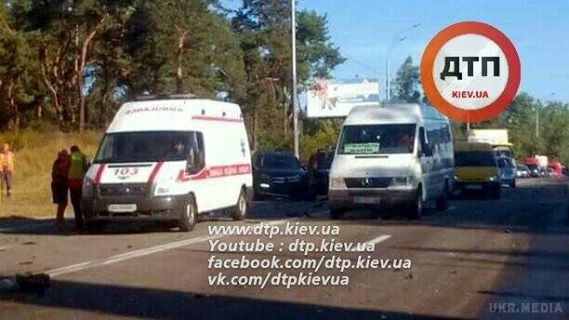 У Києві біля бази "Динамо" зіткнулися п'ять машин. Під Києвом, біля тренувальної бази "Динамо" на Старообухівській трасі сталося ДТП.