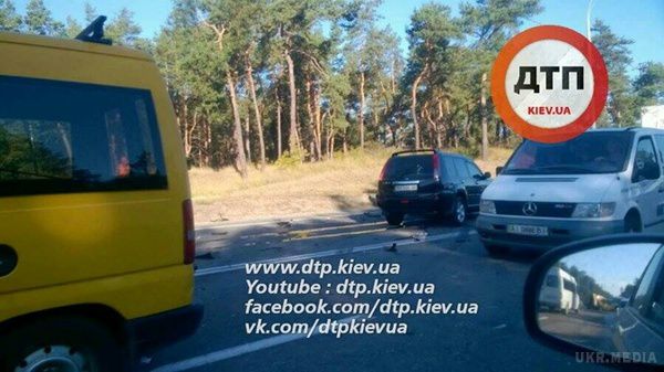 У Києві біля бази "Динамо" зіткнулися п'ять машин. Під Києвом, біля тренувальної бази "Динамо" на Старообухівській трасі сталося ДТП.