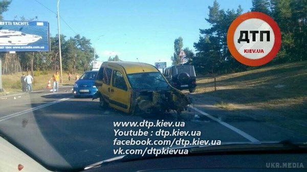 У Києві біля бази "Динамо" зіткнулися п'ять машин. Під Києвом, біля тренувальної бази "Динамо" на Старообухівській трасі сталося ДТП.