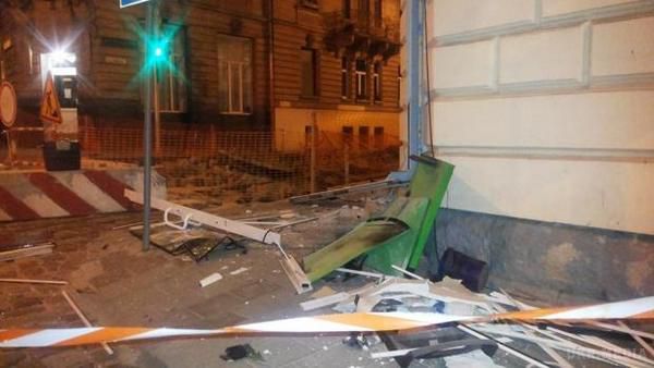 У Львові вночі прогримів потужний вибух (фото). 16 серпня в 3.40 на вулиці генерала Чупринки, 36 у Львові двоє невідомих підірвали банкомат. .
