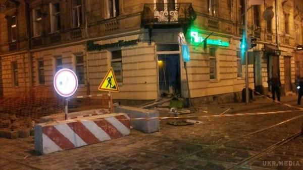 У Львові вночі прогримів потужний вибух (фото). 16 серпня в 3.40 на вулиці генерала Чупринки, 36 у Львові двоє невідомих підірвали банкомат. .