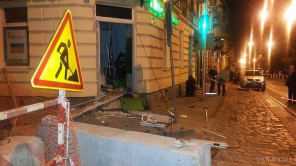 У Львові вночі прогримів потужний вибух (фото). 16 серпня в 3.40 на вулиці генерала Чупринки, 36 у Львові двоє невідомих підірвали банкомат. .