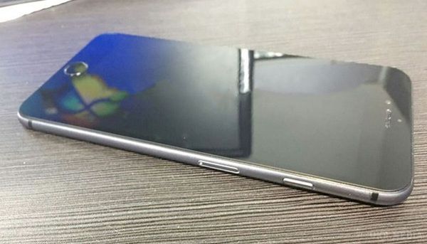iPhone 7 Plus VS iPhone 6S. Знімок демонструє, наскільки новий гаджет буде більше попередника.