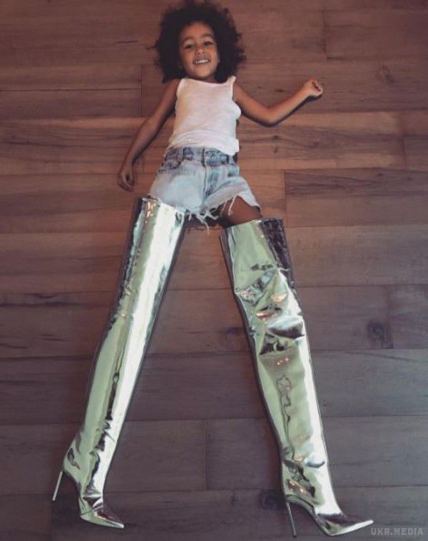 Зірка реаліті-шоу Кім Кардашян поділилася забавним знімком дочки. Трирічна дівчинка Норт Вест поцупила мамині високі чоботи, щоб приміряти. Кардашян опублікувала в Instagram миле фото дочки Норт Вест, яка вирішила приміряти мамині взуття.