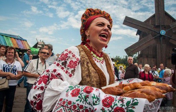 На Полтавщині відкрився Сорочинський ярмарок (відео). У ярмарку беруть участь підприємці, підприємства та ремісники майже з усіх регіонів України і восьми інших країн.