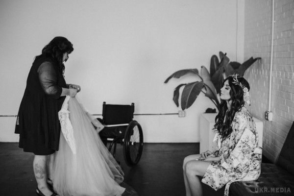  Паралізована наречена встала і пішла до вівтаря -вісім років була прикута до інвалідного крісла. Наречена пройшлася до вівтаря на очах здивованих гостей