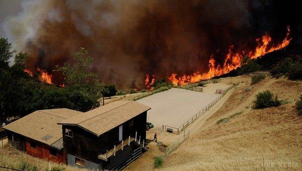 У Каліфорнії горять особняки мільярдерів – подробиці. У США не вщухають лісові пожежі. Близько 200 будинків згоріли, 80 тисяч людей евакуйовані.