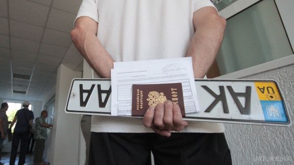 В Криму взялись за українські номерні знаки. Водії в окупованому Росією Криму були тимчасово позбавлені права на керування транспортним засобом з українськими номерами