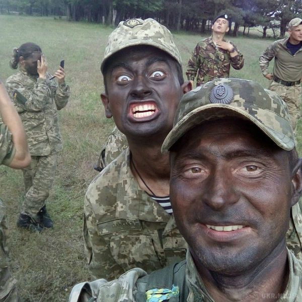 Мережу підірвали "афро-американці" на Донбасі під Волновахою (фото). Мережу буквально підірвали фото українських військових, які нанесли на лице чорний колір та сфотографувались в стилі американських найманців під Волновахою