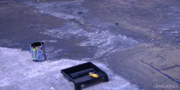 У Харкові до приїзду президента України пофарбували асфальт (ВІДЕО). Асфальт біля Харківської філармонії покрили чорною фарбою для того, щоб надати йому нового вигляду.