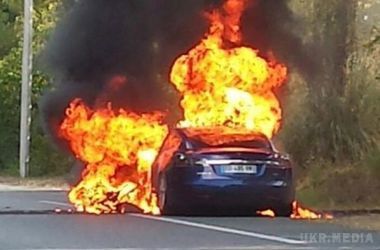 Автомобіль Tesla під час тест-драйву спалахнув і згорів дотла. У Франції автомобіль Tesla Model S охопило полум'я під час тест-драйву. 