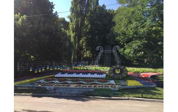 "Гордість твоя, Україно!": У Києві відкрилася щорічна виставка квітів (фото). На мальовничих пагорбах Співочого поля можна побачити 3D-інсталяції досягнень українських геніїв.