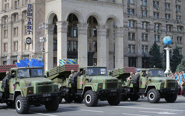 На репетицію параду в Києві привезли новинки військової техніки (відео). У п'ятницю, 19 серпня, на головній вулиці країни пройшла репетиція військового параду до Дня незалежності України, на якому показали новинки вітчизняної бронетехніки.