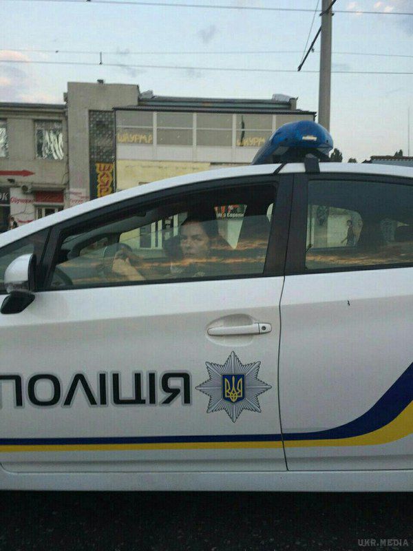 Співробітниця патрульної поліції Одеси показала громадянам непристойний жест. Очевидці помітили патрульну поліцейську, яка вела себе некоректно і користувалася службовим транспортом в особистих цілях