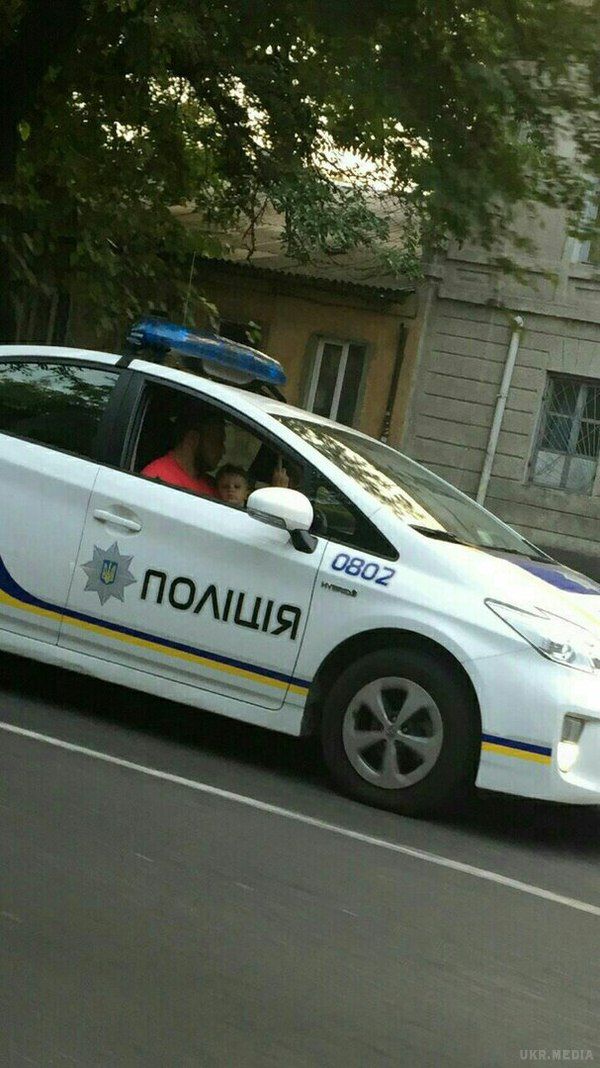 Співробітниця патрульної поліції Одеси показала громадянам непристойний жест. Очевидці помітили патрульну поліцейську, яка вела себе некоректно і користувалася службовим транспортом в особистих цілях