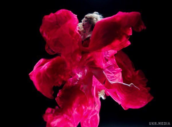 Знаменита співачка Віра Брежнєва виклала в Instagram новий знімок з фотосесії. На ньому зірка з'явилася в чорному піджаку з яскраво-червоним принтом, надітим поверх леопардового сукні.