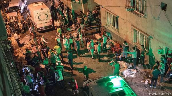 У Туреччині до 30 осіб загинули від вибуху бомби під час весільної церемонії. Внаслідок вибуху, який стався пізно ввечері у суботу, 20 серпня, поранення отримали 94 особи.