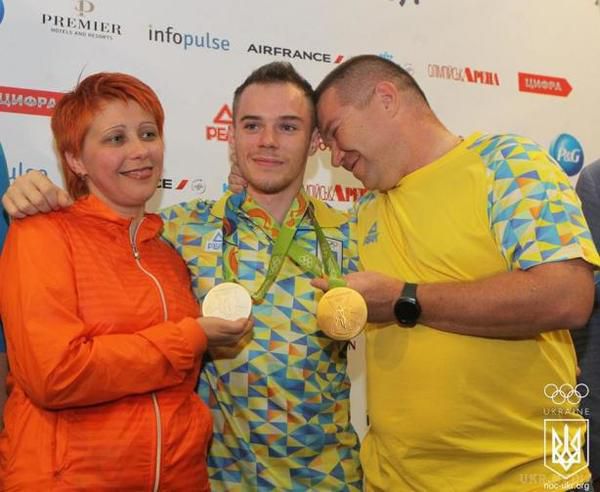 У Борисполі зустріли олімпійського чемпіона Верняєва (фото). Український гімнаст повернувся додому з двома медалями Ріо-2016.