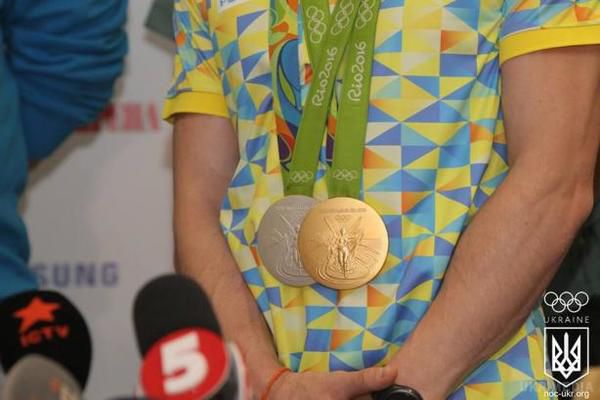 У Борисполі зустріли олімпійського чемпіона Верняєва (фото). Український гімнаст повернувся додому з двома медалями Ріо-2016.