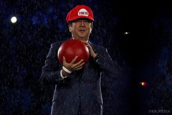 Прем'єр Японії прийняв олімпійську естафету в костюмі Маріо (фото). Наступна літня Олімпіада пройде у 2020 році в Токіо.
