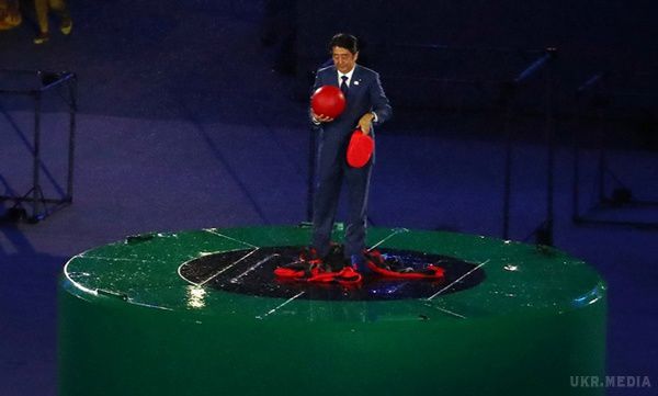 Прем'єр Японії прийняв олімпійську естафету в костюмі Маріо (фото). Наступна літня Олімпіада пройде у 2020 році в Токіо.
